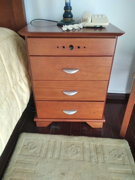 Conjunto quarto completo maciço em cerejeira (Inclui estrado e colchao semi-novo)