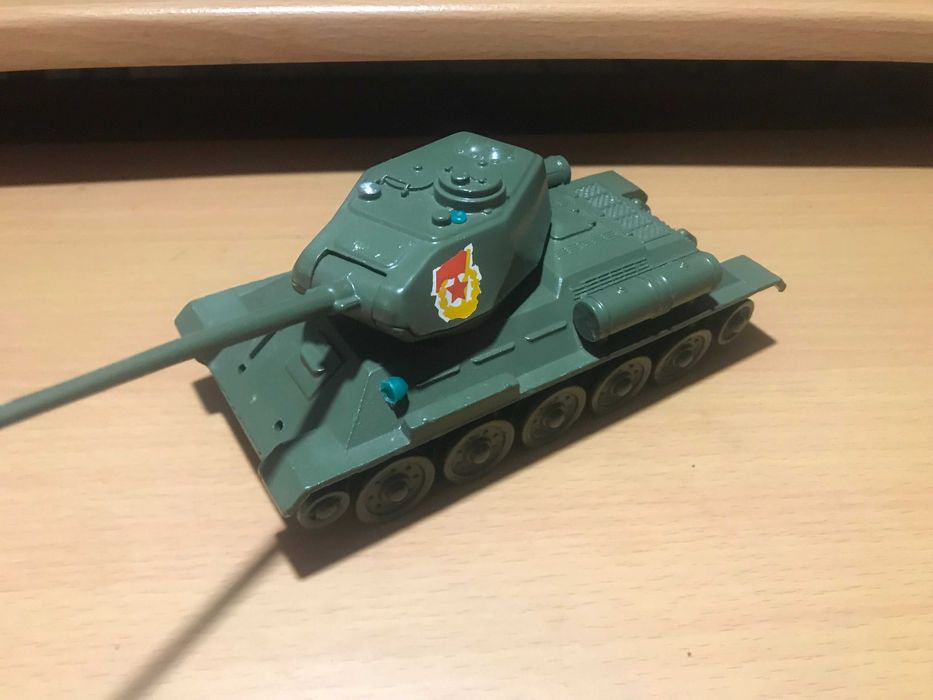 Металевий танк Т-34 з  БМП та БТР-60ПБ Легенди в металі