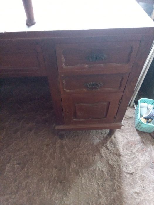 Secretária e cadeira antiga