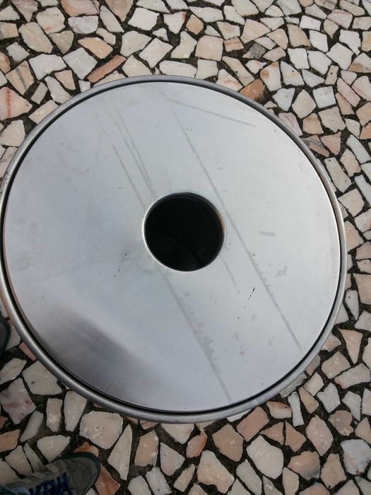 Caixote do lixo em metal