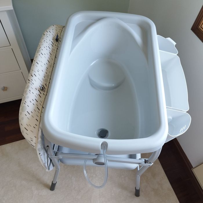 Mesa muda-fraldas Chicco com banheira