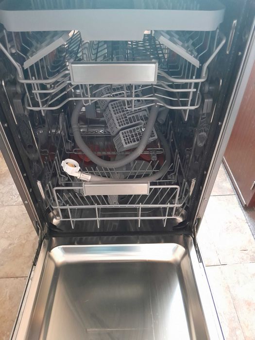 Посудомийна машина окремо стояча.