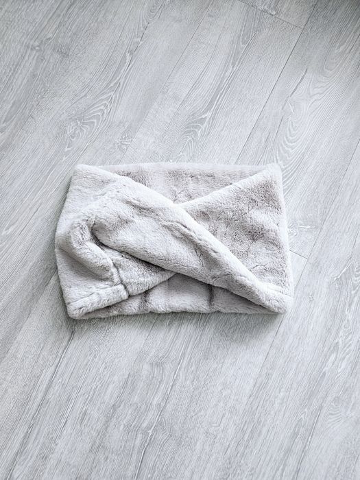 Kremowy komin pluszowy komin