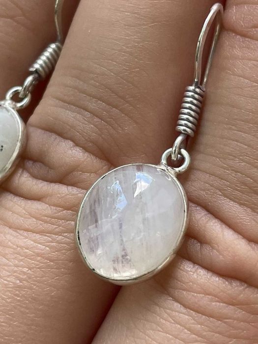 Серьги с лунным камнем покрытые серебром 925 пробы