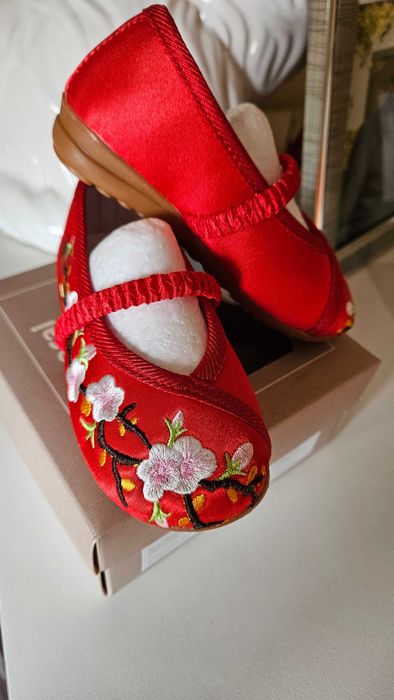 Vendo sapatos de criança novos.