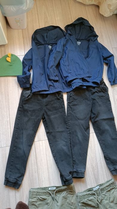 Комплект 2 вітровки, 4 штанців, 2 кофтинки, 2 піжами, шапочка і рукави