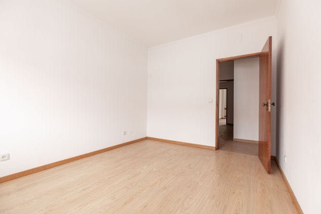 Apartamento T3 com varanda e vista desafogada (Lousã)