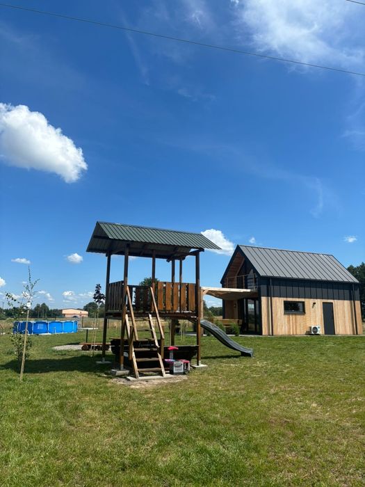 Domek między łąkami