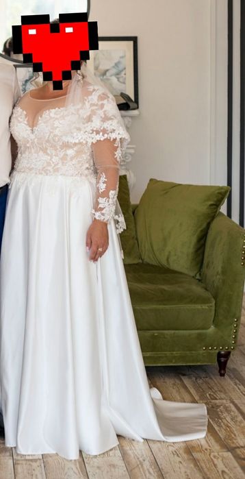 Гарна щаслива весільна сукня