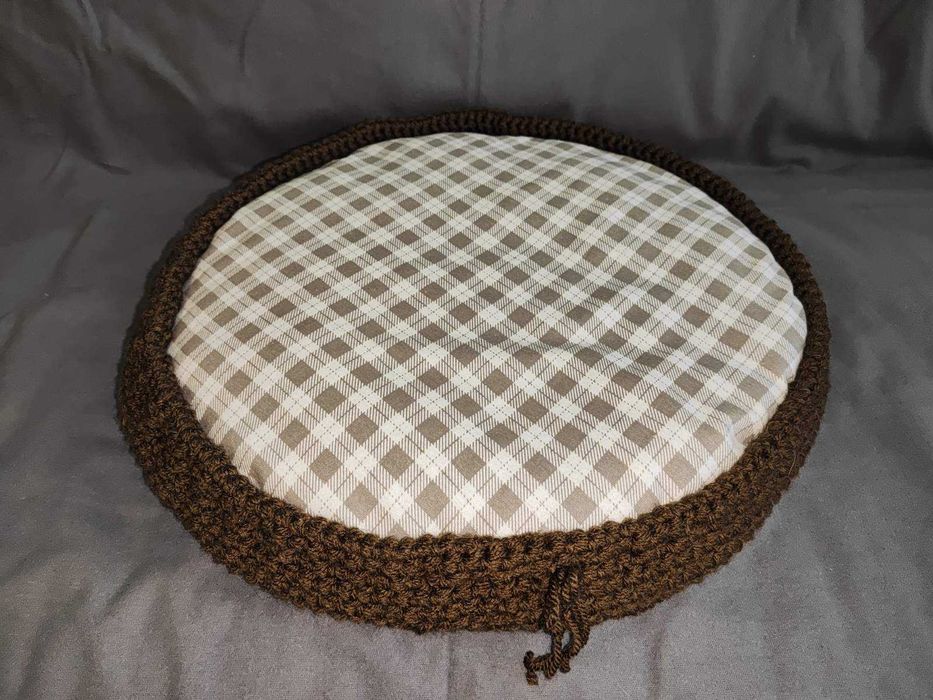 Лежанка, ліжко для котиків чи малих собачок.