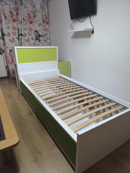 Cama de solteiro + colchão e mesas de cabeceira