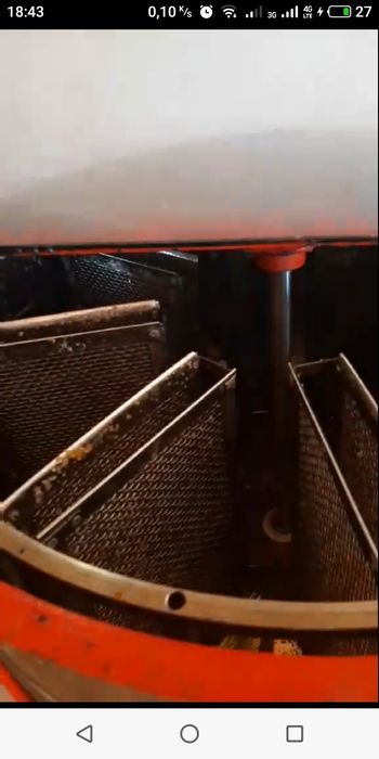 Продам пасику  з пчолами можно по штучно Улья  и всем компликтующем, ц