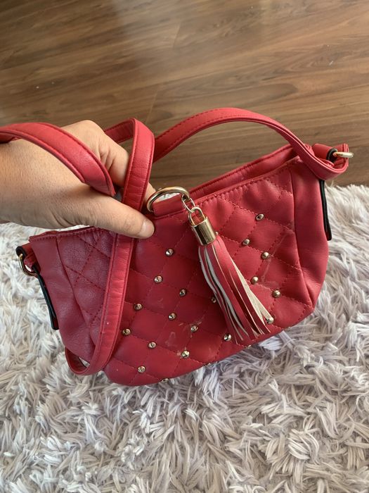 Czerwona torebeczka dla dziewczyny z pazurem