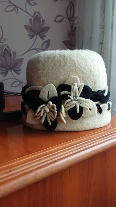 elegancka biało-czarna czapka 100% wełna