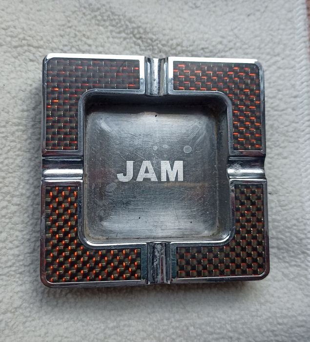 Stara ciężka popielniczka .