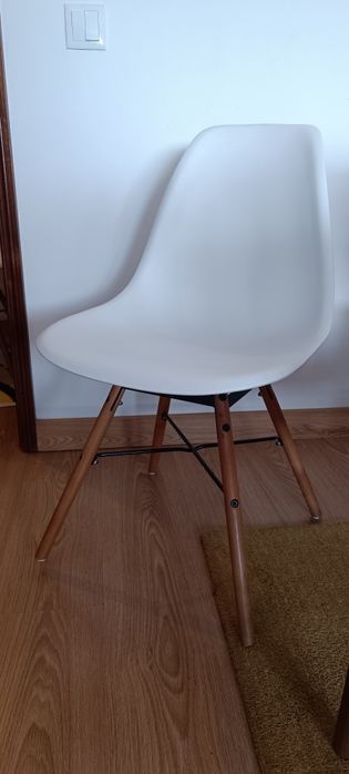 Cadeiras brancas estilo ovo.