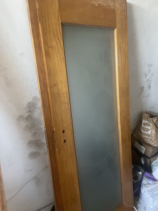 2 portas com vidro fosco.