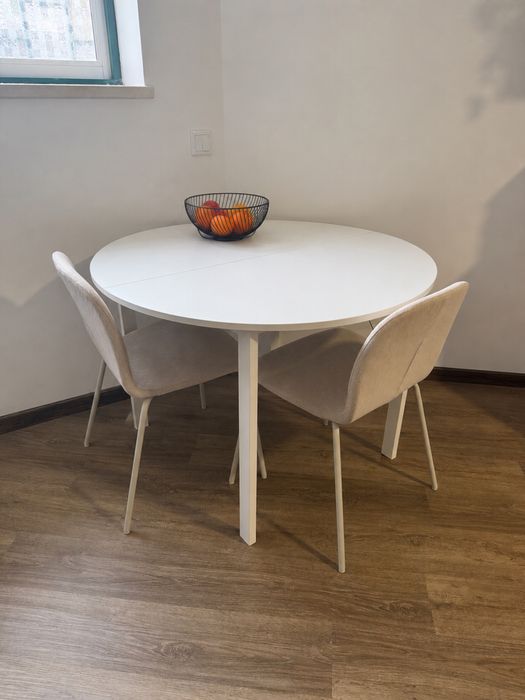 Vendo mesa com 2 cadeiras + sofá + cama