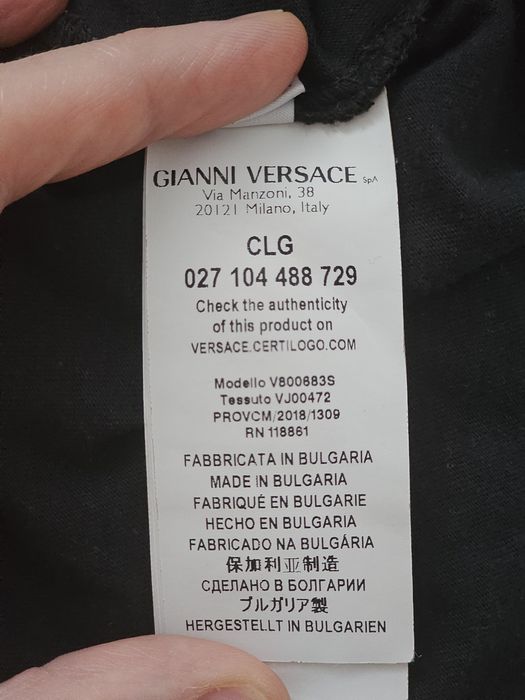 Оригінальна Versace чоловіча футболка розмір S. Чорна, з фірмовим логотипом