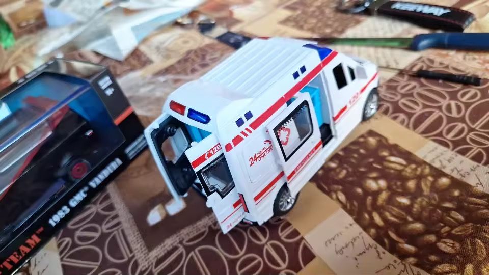 Модель Авто Швидка Медична Допомога Іграшка Машинка 1:32