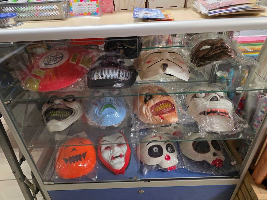 Маски пластикові. Різна вартість