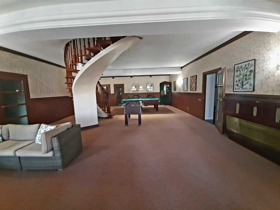 Дом 950кв. ,VIP уровня,на берегу озера, 7 спален.Бассейн с подогревом.