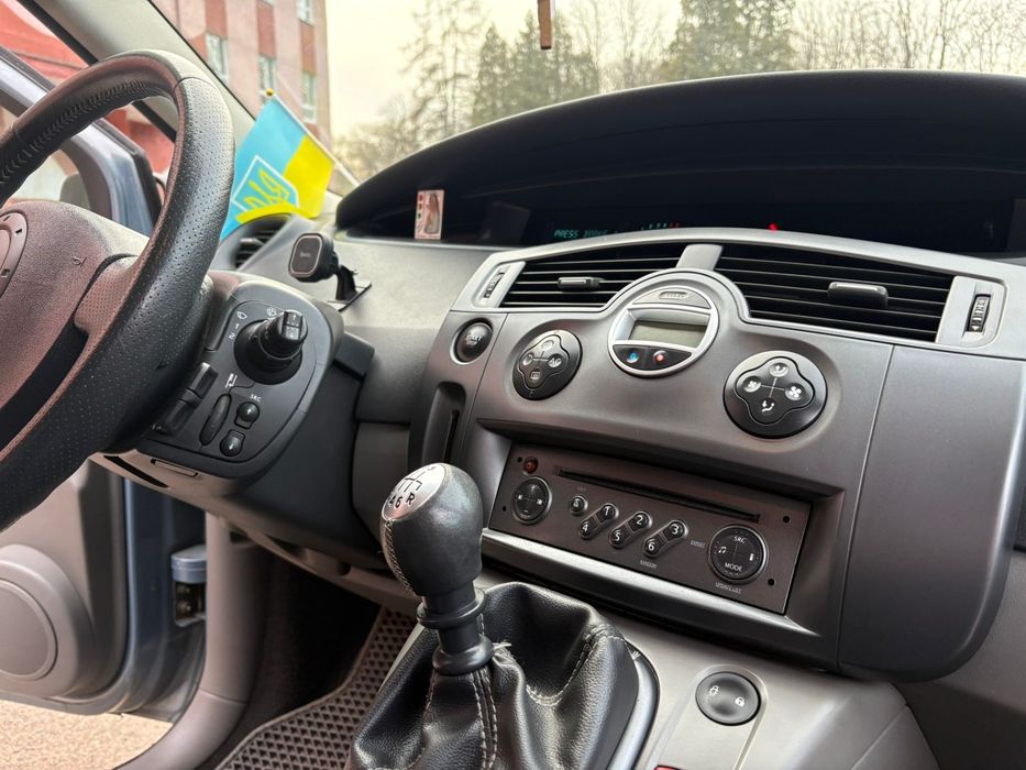 Автомобіль Рено Сценік
