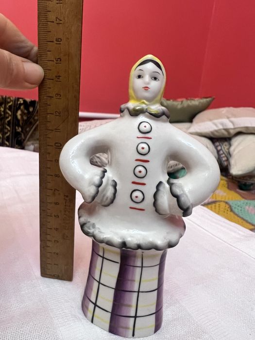 Порцелянова статуетка «Зима» дівчинка в кожушку Гжель