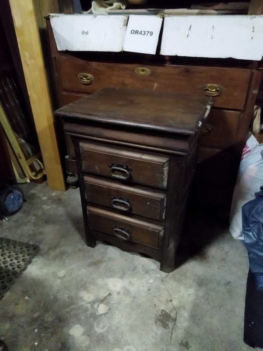 Cómoda e mesas de cabeceira