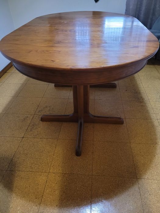 Vendo mesa extensivel e 6 cadeiras em bom estado