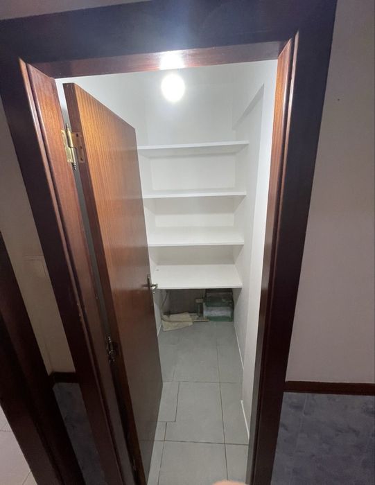 Uma cama em apartamento