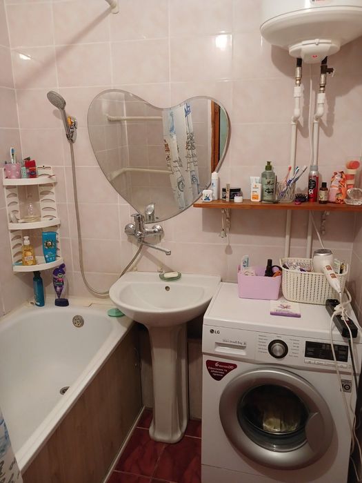 Продається 2-х, кімнатна квартира, вул. Грушевського 17в