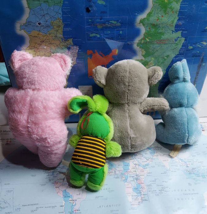 Coelhos/coala e urso de peluche