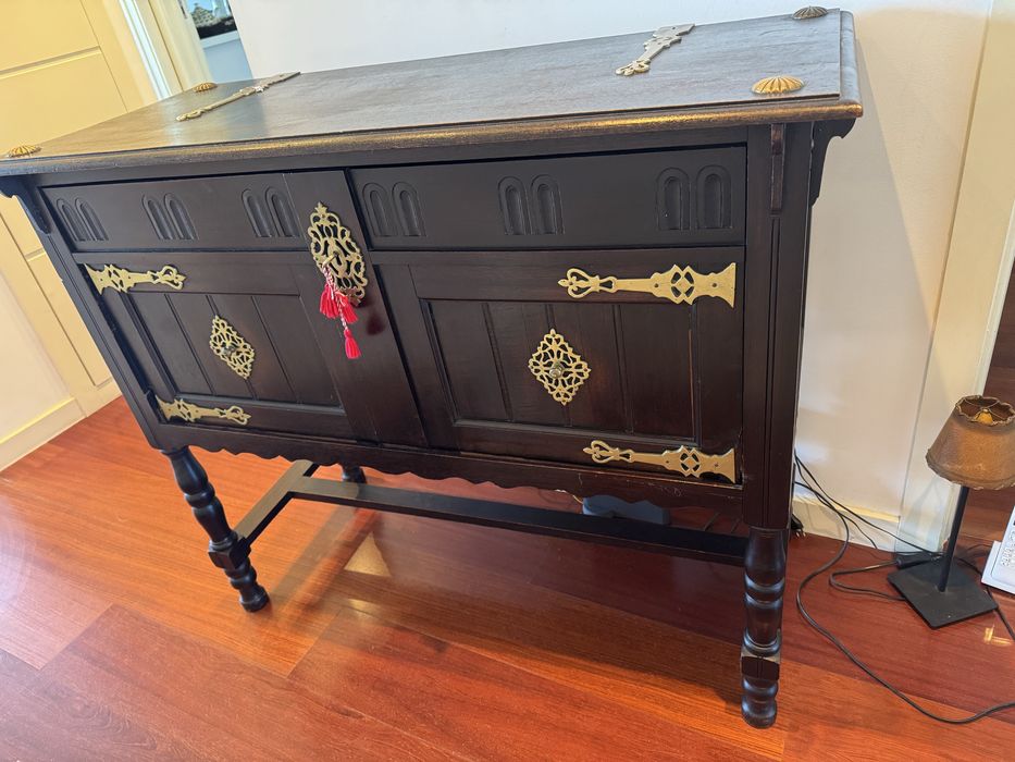 Aparador antigo em madeira maciça