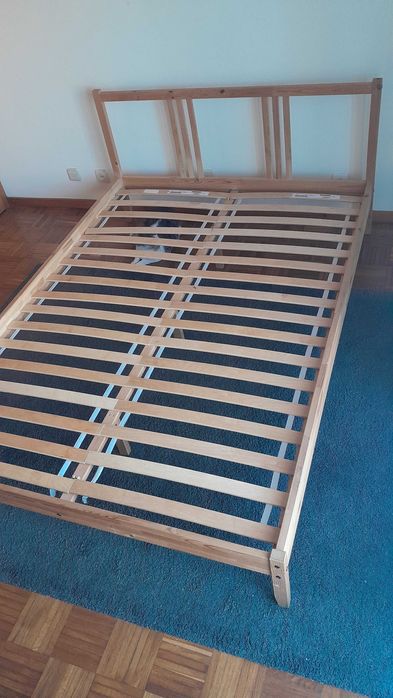 Cama e mesa cabeceira