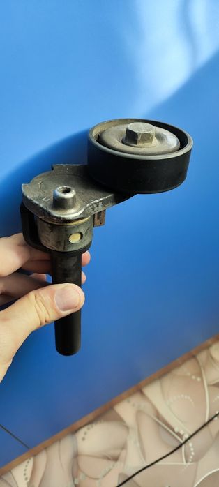 Натяжний механізм ременя генератора