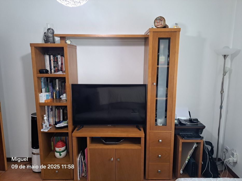 Movel de sala em madeira de castanho