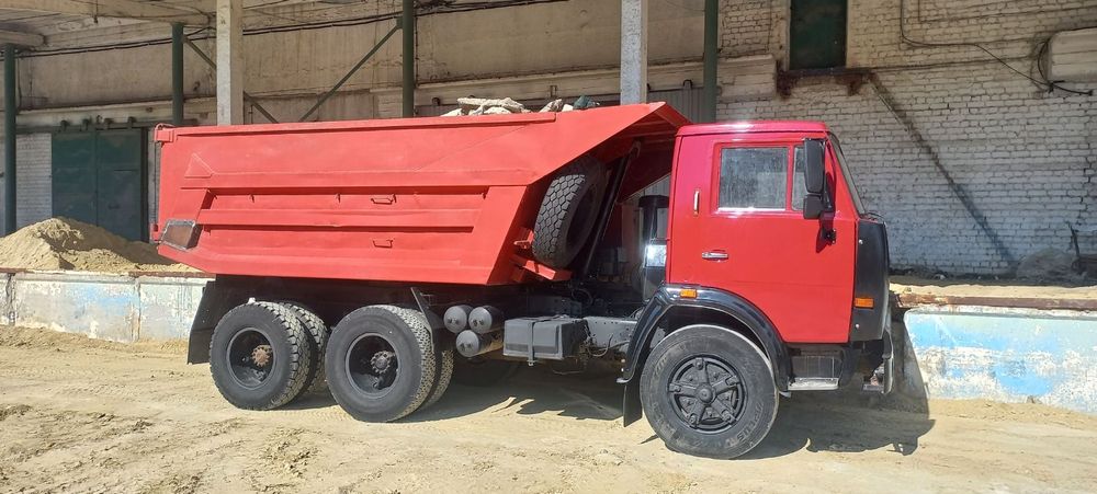 Послуги самоскидів та екскаваторів