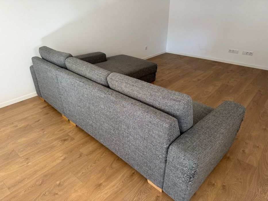 Sofá com chaise longue Sörvallen – estilo moderno
