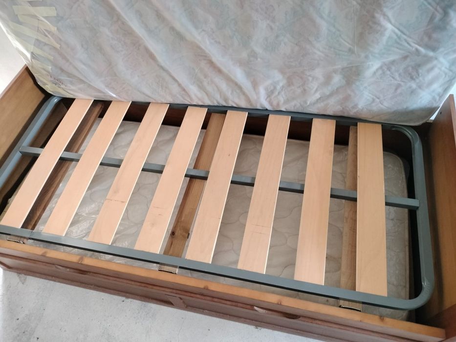 Cama individual / dupla / Sofá (com 2 colchões e 2 estrados  ( madeira