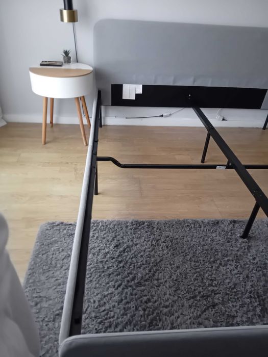 Cama estofada + colchão em excelente estado