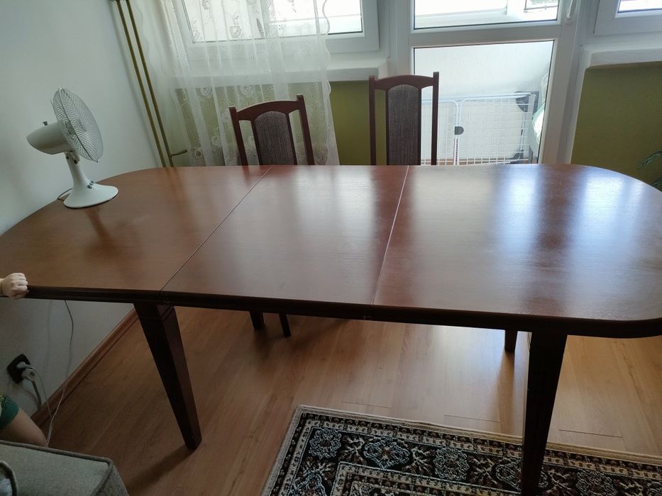 Stół z krzesłami