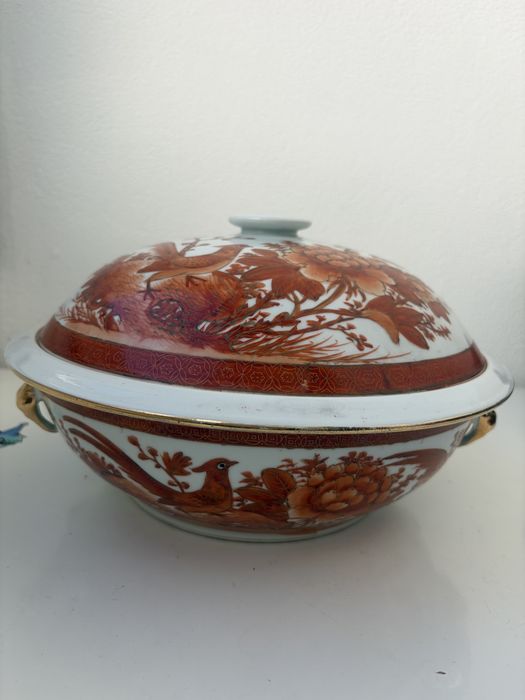 Taça de sopa em porcelana chinesa pintada à mão com tampa.