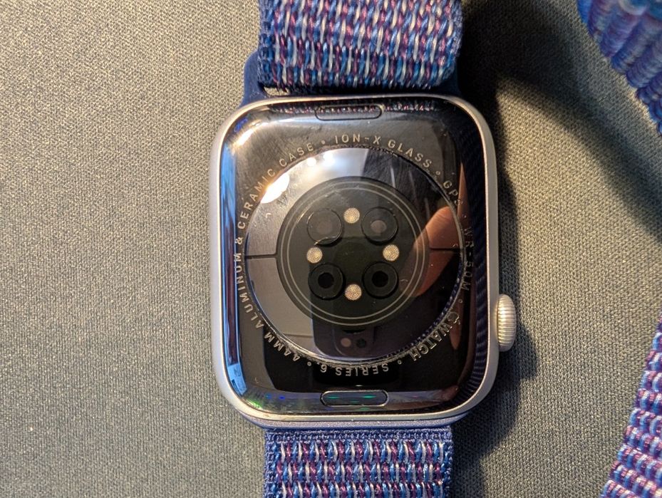 Продам Apple Watch Series 6 (44mm, Silver Aluminum)