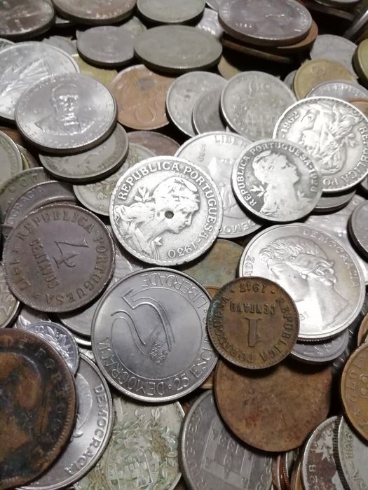 Lote com + de 1000 moedas com muita qualidade .