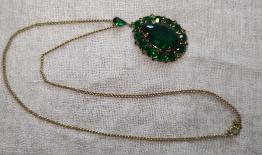 Кольцо , брошки, бусы