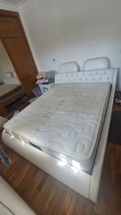 Cama casal e colchão