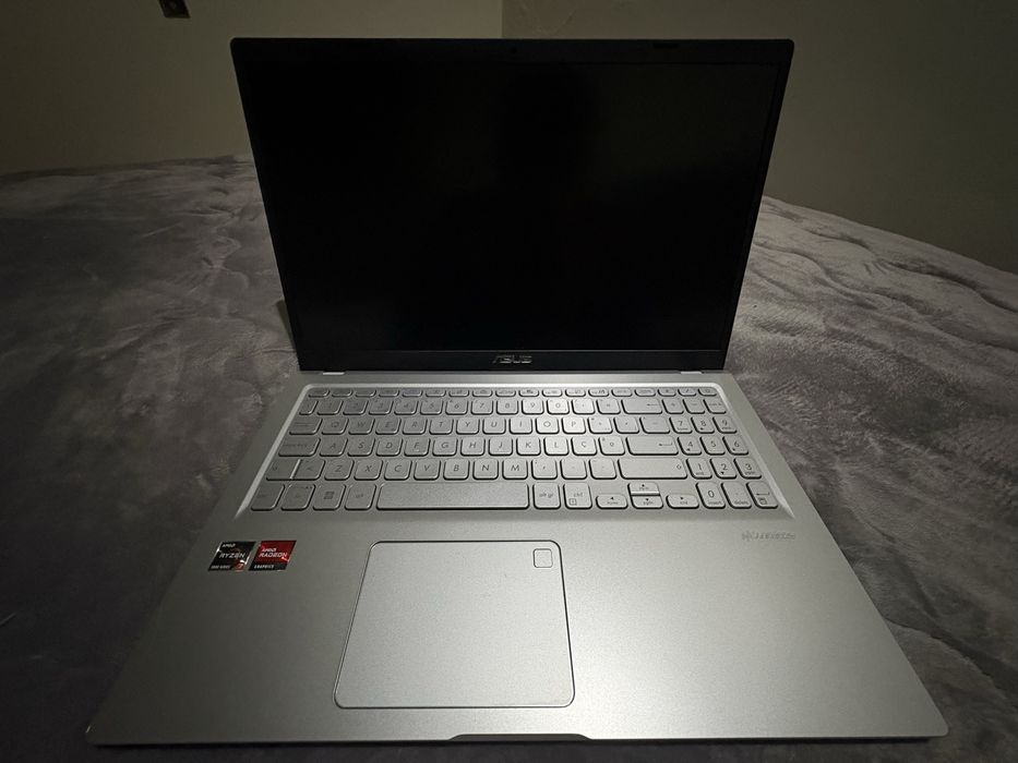 Computador portátil Asus.