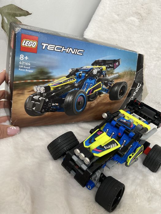 zestaw LEGO Technic Wyścigowy łazik terenowy (42164).