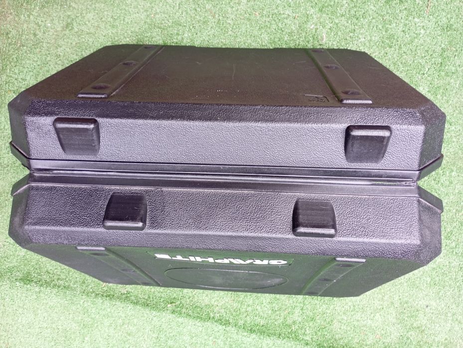 Duża walizka zamykana na elektronarzędzia GRAPHITE od młotowiertarki.